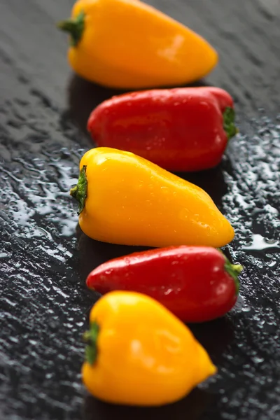 Siyah bir taş üzerinde taze biber