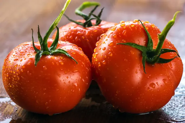 Ahşap zemin üzerinde domatesler