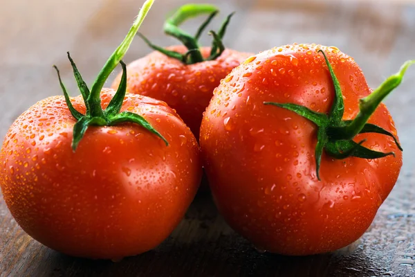 Pomodori su sfondo di legno — Foto Stock