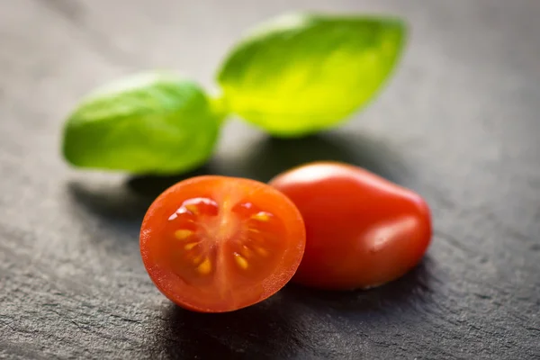 チェリー トマトとバジルの葉 — ストック写真