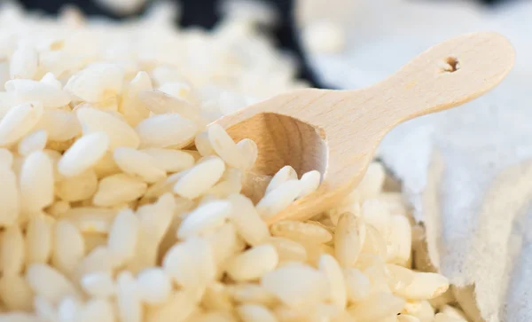 Siyah taş zemin üzerine pirinç