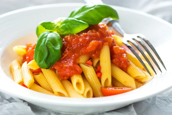 Nudeln mit Tomatensauce — Stockfoto