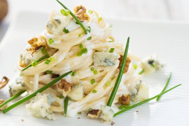 Ahşap arka plan üzerinde gorgonzola ile makarna