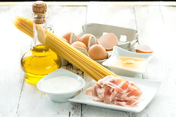 Spaghete carbonara cu toate ingredientele de pe fundalul lemnului — Fotografie, imagine de stoc