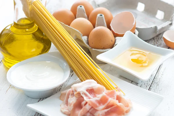 Spaghetti Carbonara mit allen Zutaten auf dem Holzgrund — Stockfoto