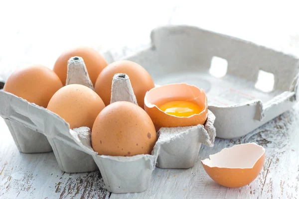 Ahşap üzerine yumurta karton kutu