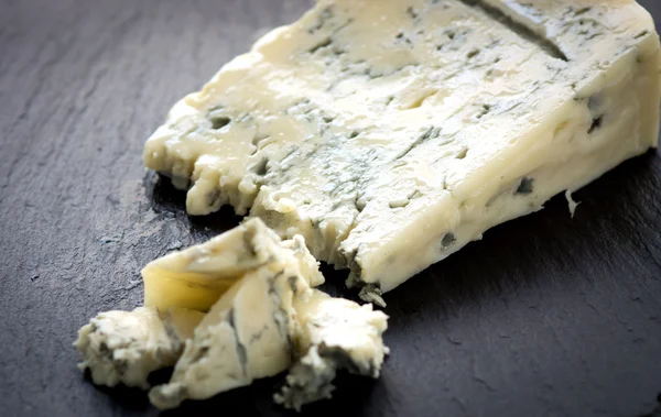 Gorgonzola peyniri siyah arka plan üzerine