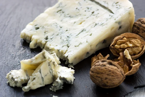 Gorgonzola peyniri siyah arka plan üzerine