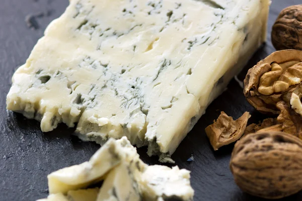 Gorgonzola peyniri siyah arka plan üzerine