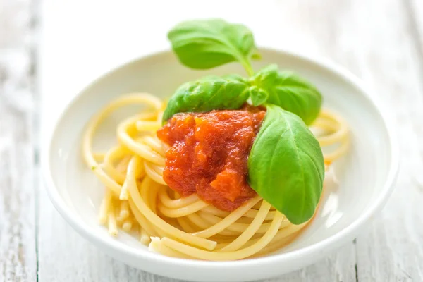 Spaghetti z pomidorami i świeżą bazylią — Zdjęcie stockowe