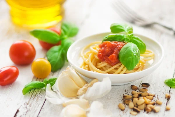 Spagetti domates ve taze fesleğen