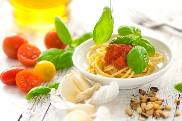 Spaghetti mit Tomaten und frischem Basilikum — Stockfoto