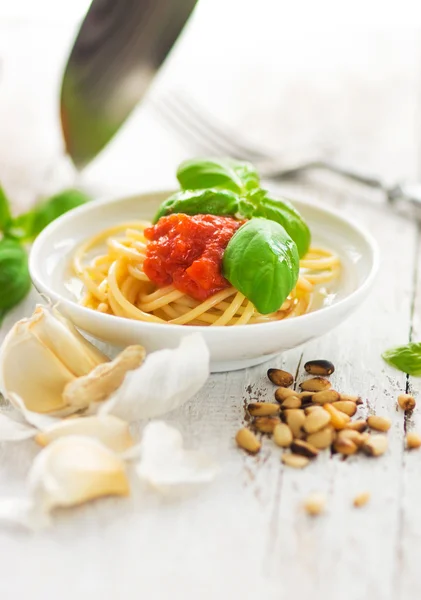 Espaguetis con tomates y albahaca fresca —  Fotos de Stock