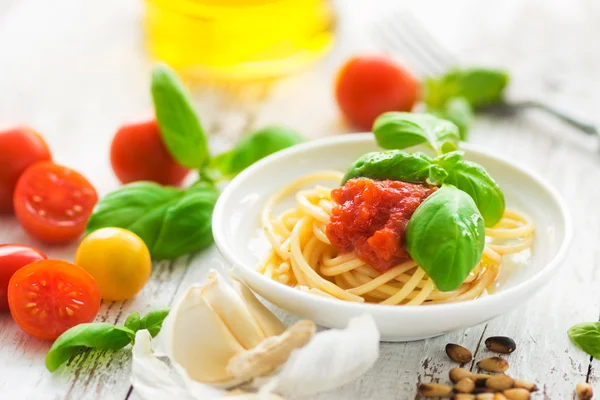 Спагетти с помидорами и свежим базиликом — стоковое фото