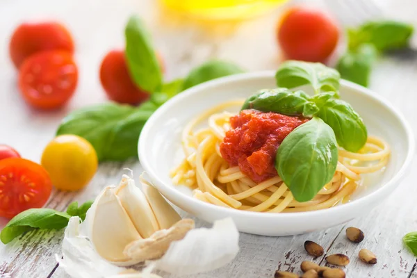 Spaghetti con pomodori e basilico fresco — Foto Stock