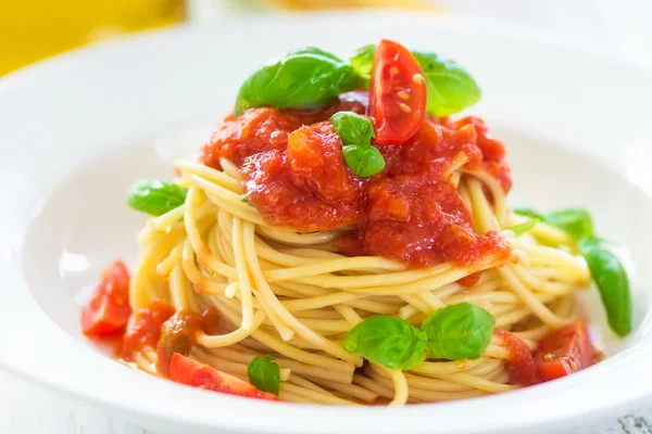 Spaghetti z pomidorami i bazylią i chili — Zdjęcie stockowe