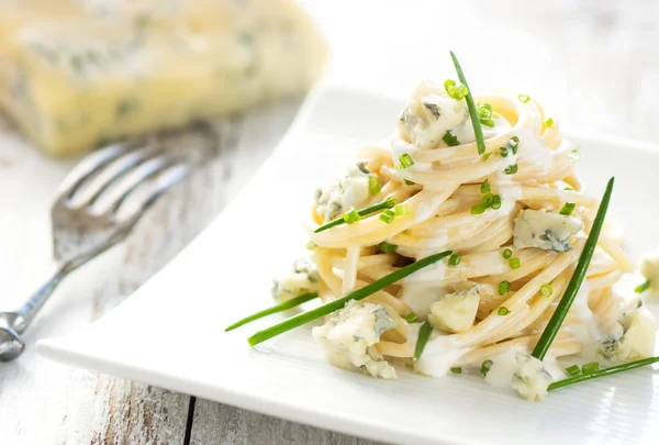 Ahşap arka plan üzerinde gorgonzola ile makarna