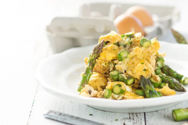 Yeşil kuşkonmaz ve ahşap arka plan üzerinde yumurta