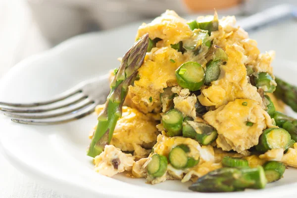 Yeşil kuşkonmaz ve ahşap arka plan üzerinde yumurta