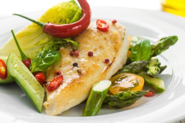 Lezzetli sebzeli ızgara tavuk göğsü