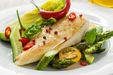 Lezzetli sebzeli ızgara tavuk göğsü