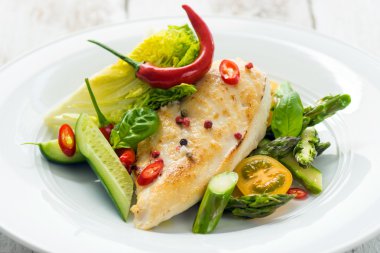 Lezzetli sebzeli ızgara tavuk göğsü