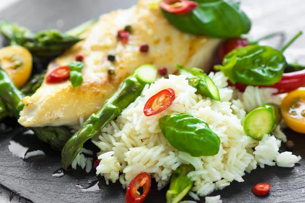 Pechuga de pollo a la parrilla con verduras delicioso — Foto de Stock