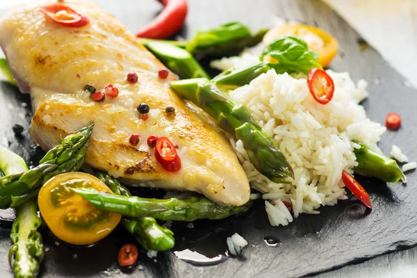 Petto di pollo alla griglia con verdure deliziose — Foto Stock