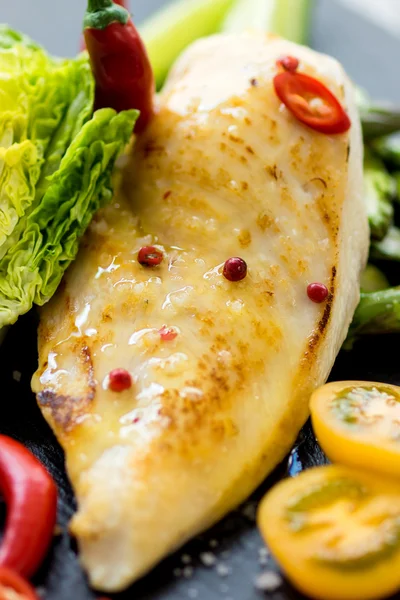 Petto di pollo alla griglia con verdure deliziose — Foto Stock