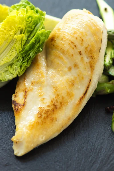 Petto di pollo alla griglia con verdure deliziose — Foto Stock