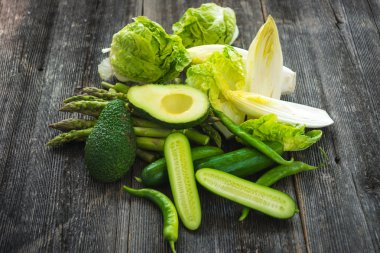 Ahşap zemin üzerine yeşil sebzeler