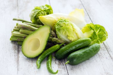 Ahşap zemin üzerine yeşil sebzeler