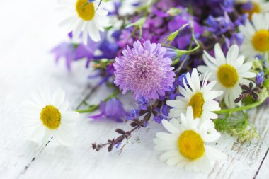 Tahta arka planda yaz çiçekleri