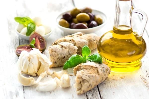 Brot, Oliven und Olivenöl — Stockfoto