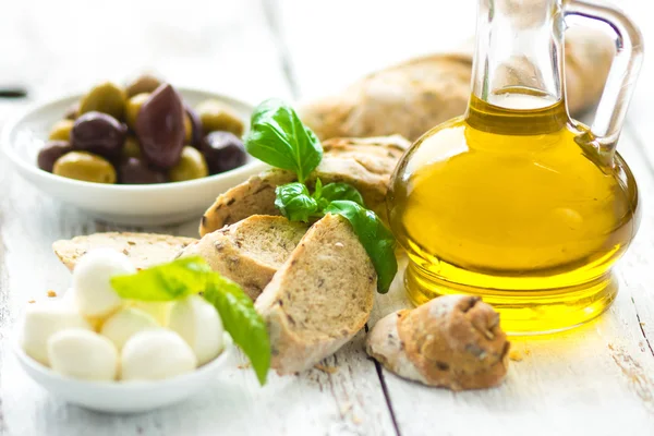 Brot, Oliven und Olivenöl — Stockfoto