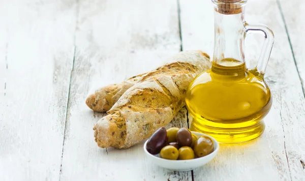 Brot mit Oliven und Olivenöl — Stockfoto