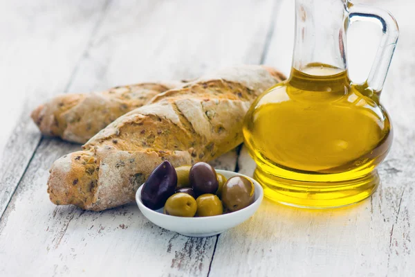 Brot mit Oliven und Olivenöl — Stockfoto