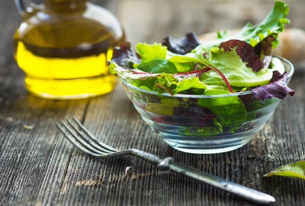 Summer salad in a cup on a wooden background — Stock Photo, Image