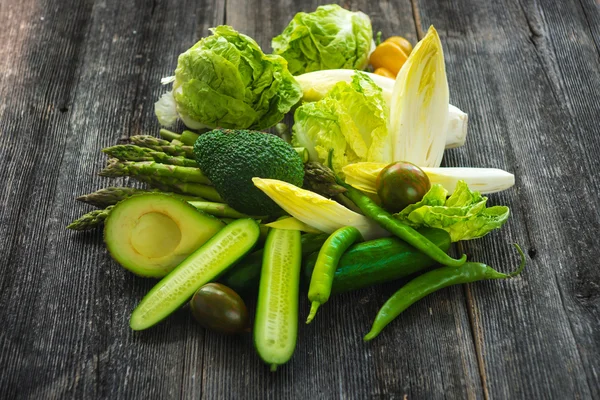 木製の背景に緑の野菜 — ストック写真