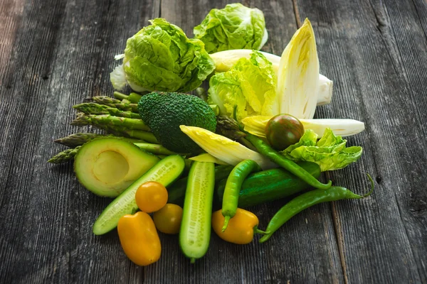 木製の背景に緑の野菜 — ストック写真