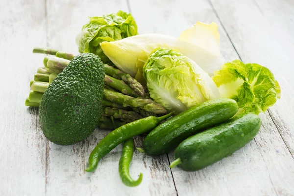 木製の背景に緑の野菜 — ストック写真