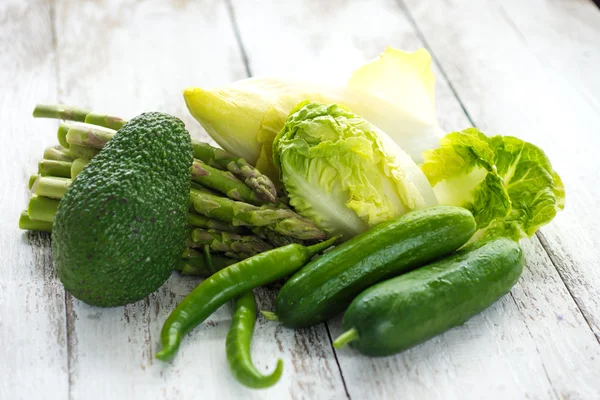 木製の背景に緑の野菜 — ストック写真