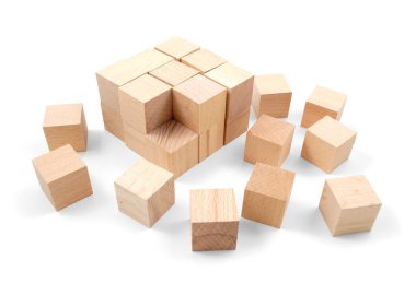 Tahta bloklar, küpler, beyazlar üzerinde izole edilmiş.