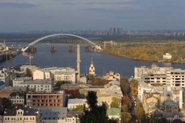 Şehir ve nehir manzarası
