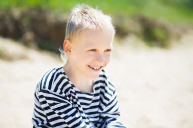 Çizgili bir gömlek gülümseyen çocuk 