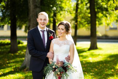 Güzel gelin ve damat güneşli bir parkta