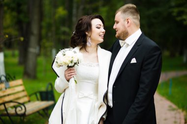 Düğün günü: güzel gelin ve damat Park