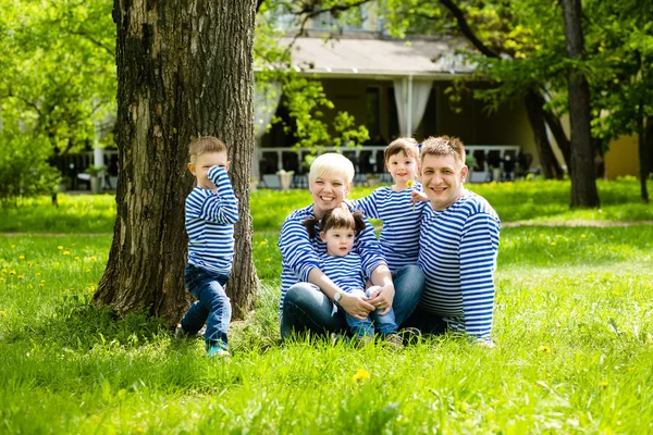 Happy family in the park on a sunny summer day — Stock Photo, Image