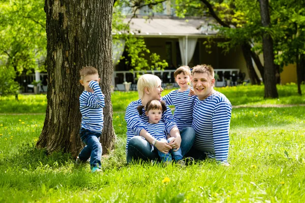 Happy family in the park on a sunny summer day — Stock Photo, Image