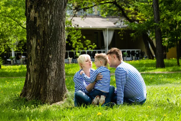 Família feliz no parque em um dia ensolarado de verão — Fotografia de Stock